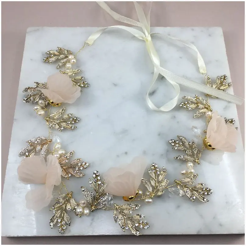 Bandita dorada con flores en rosa palo y detalles perlados