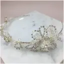 Diadema con flor lateral decorada en cristal 