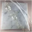 Diadema elegante con flores perladas a los lados 