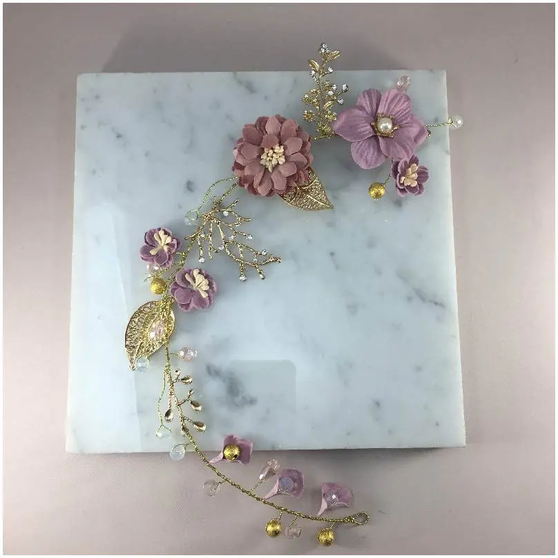 Diadema con toques florales dordada con flores lila