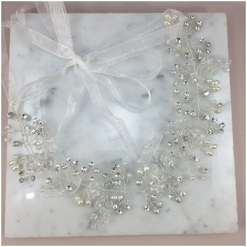 Diadema de cristales ramificados y perlas