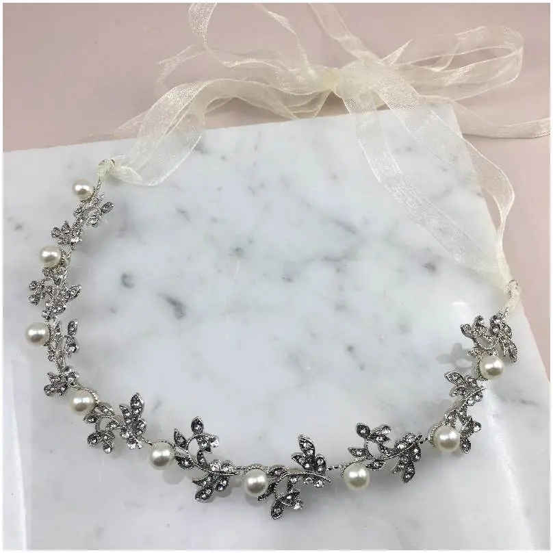 Diadema con perlas en forma semicircular