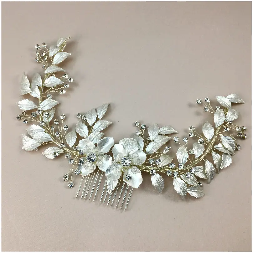 Peineta alargada con acabado floral mate 