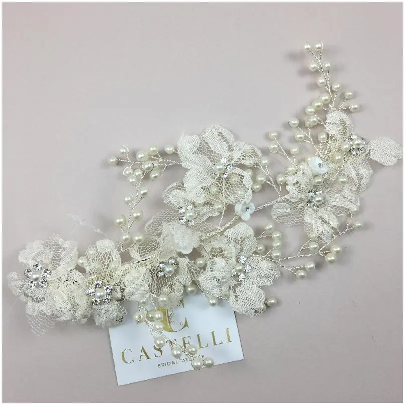 [HCN2218] Tocado lateral con flores en encaje