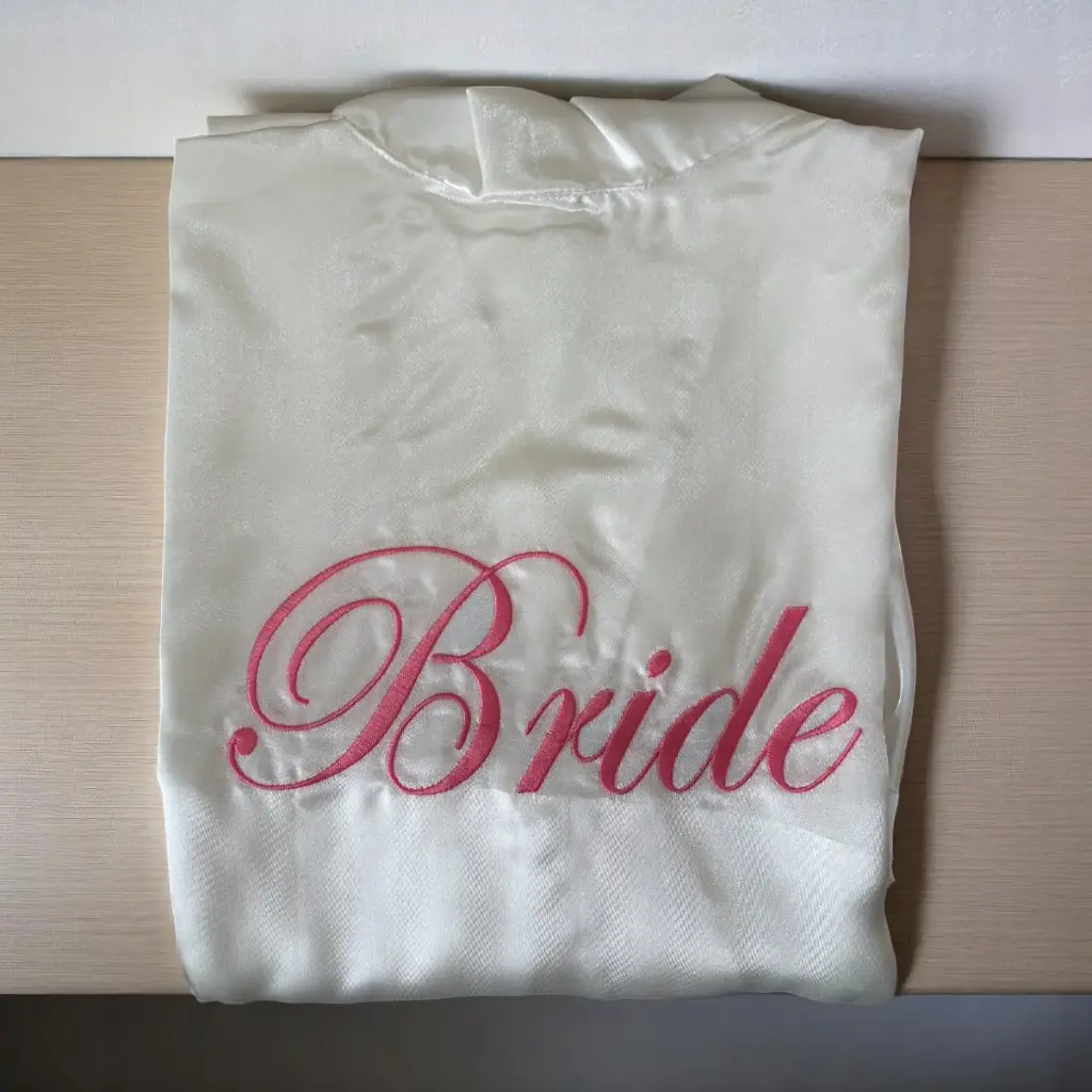 [BANBRIV-FH] Bata de satin bordada "Bride" (Ivory, Rosa fuerte)