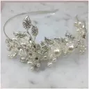 Diadema con hojas de cristal al costado y perlas