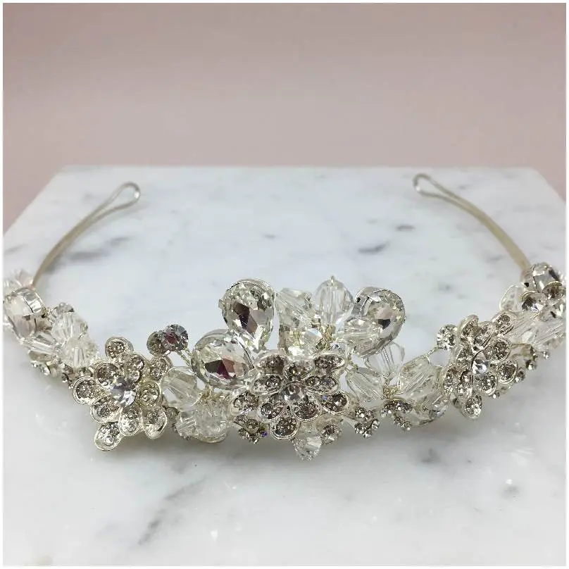 Tiara transparente con flor de cristal 