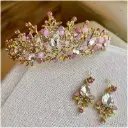 Tiara dorada con acentos rosa 