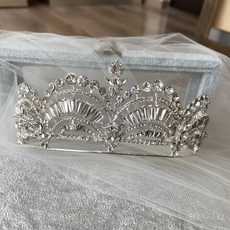 [HBN2242] Tiara curva con cristales redondos 