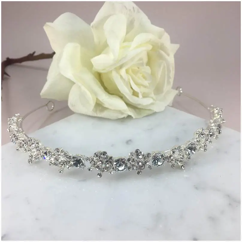 [HBN2423] Tiara de pequeños cristales formando flores delicadas
