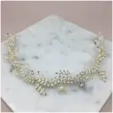 Bandita de perlas con hojas delicadas