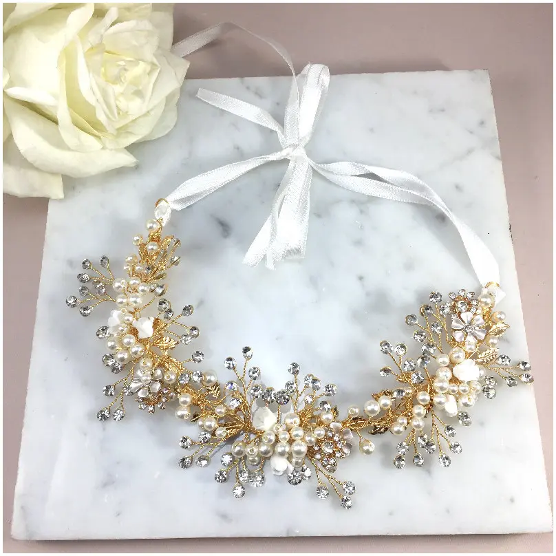 Bandita dorada rodeada de perlas y cristales 