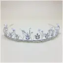 Tiara de cristales y perlas con hojas en grupos de tres 