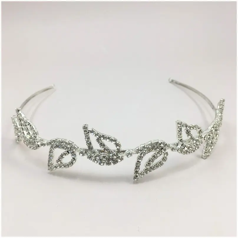 Tiara decorada con hojas de cristal 