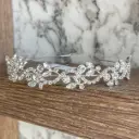 Tiara ondulada adornada con cristales 