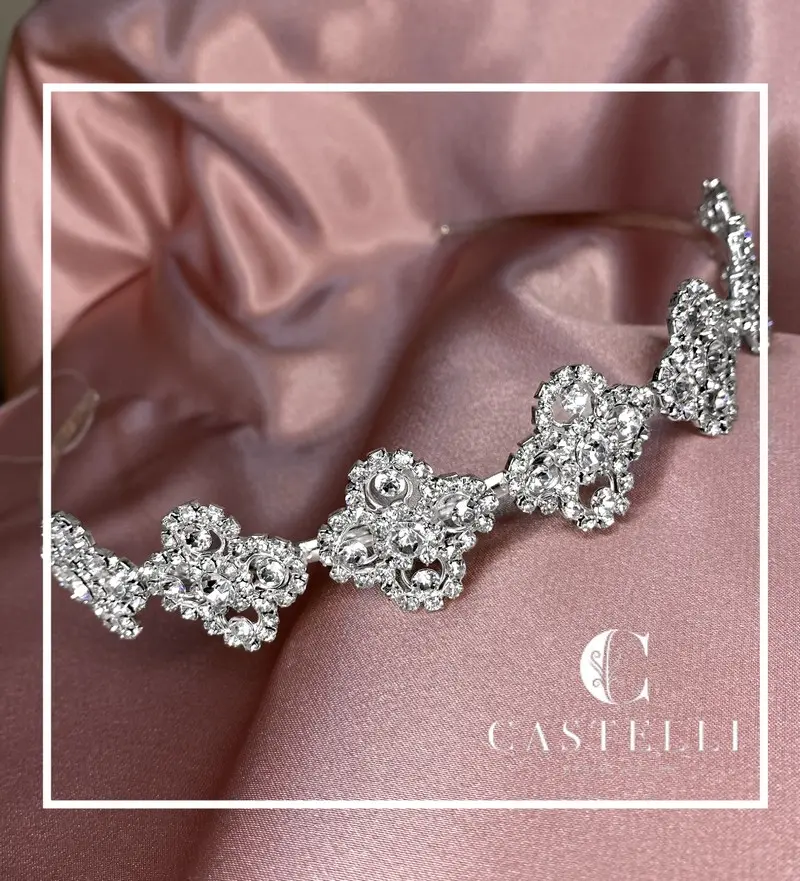 [HBJ3112] Tiara con flor de cuatro pétalos y cristales circulares 