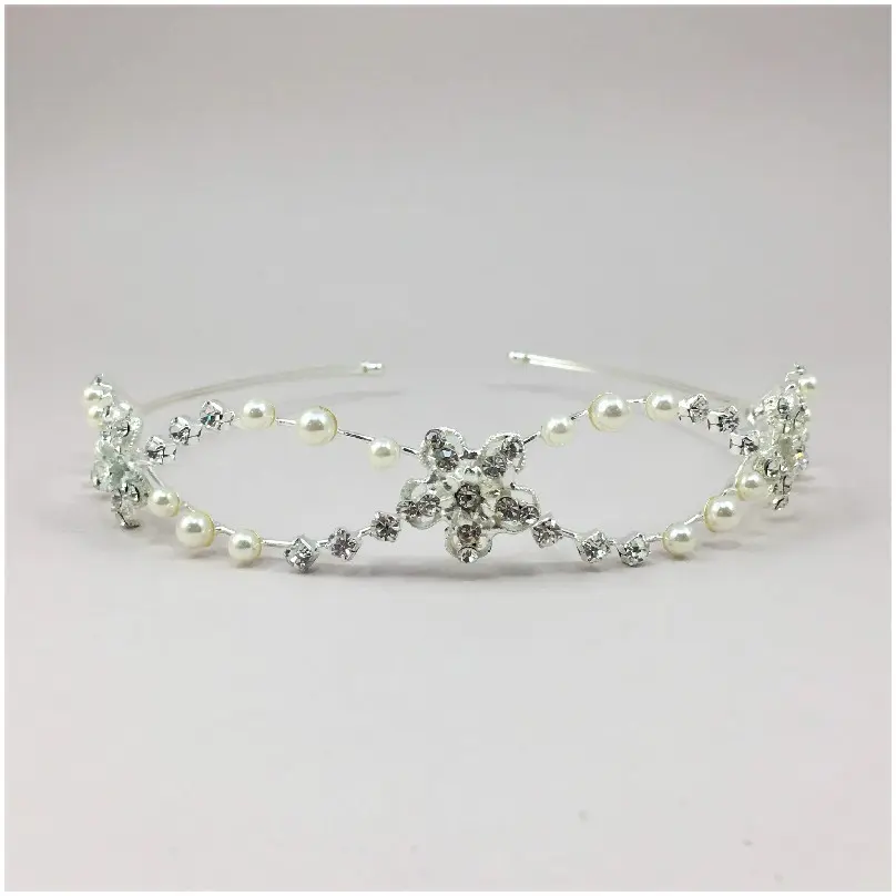 Tiara con flores y perlas en forma ondulada 