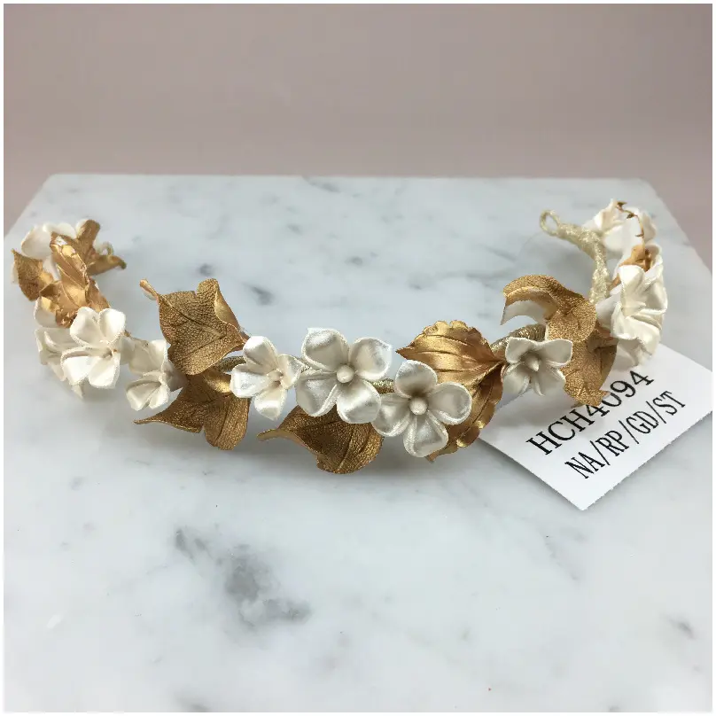 Peineta con flores ivory y hojas doradas en porcelana