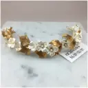 Peineta con flores ivory y hojas doradas en porcelana