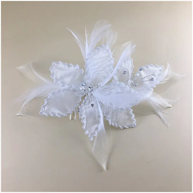 [FLH4027] Flor con plumas suaves, hojas curvas y detalles en cristal y perla 