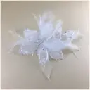 Flor con plumas suaves, hojas curvas y detalles en cristal y perla 