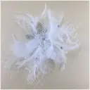 Flor con ramas de cristal y detalles en pluma 