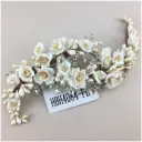 Tocado lateral en flores de porcelana