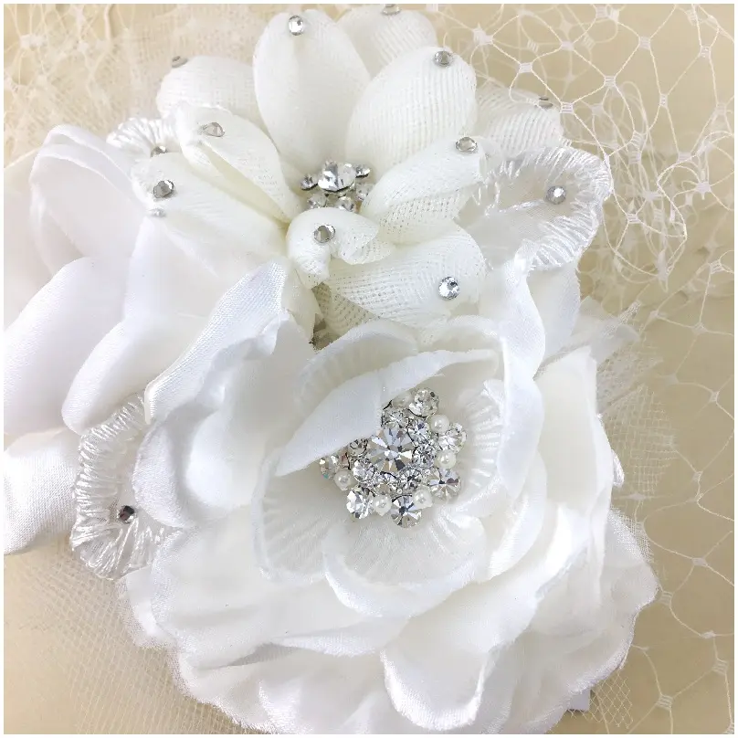 Flor con centro de cristal 