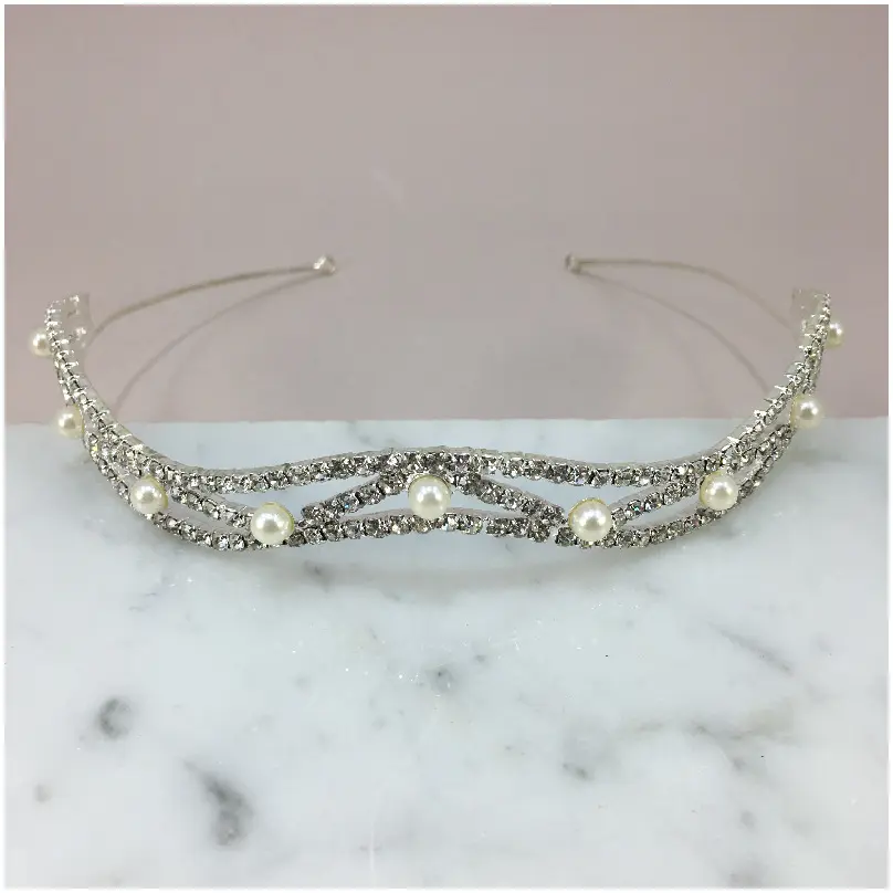 Tiara de ondas decorada con perlas 