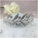 Tiara decorada con hojas cristalinas 