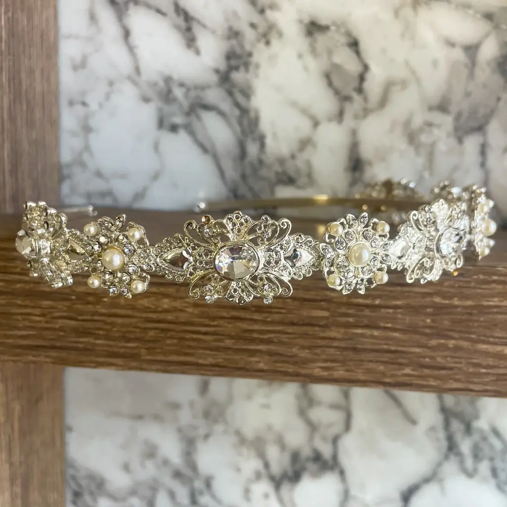 [HBJ3133] Tiara con flores y detalle central de cristal 