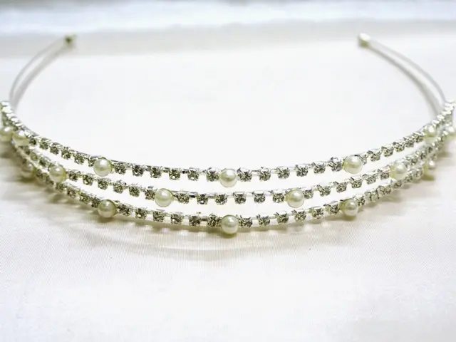 Tiara triple adornada con cristales y patrón de perlas 