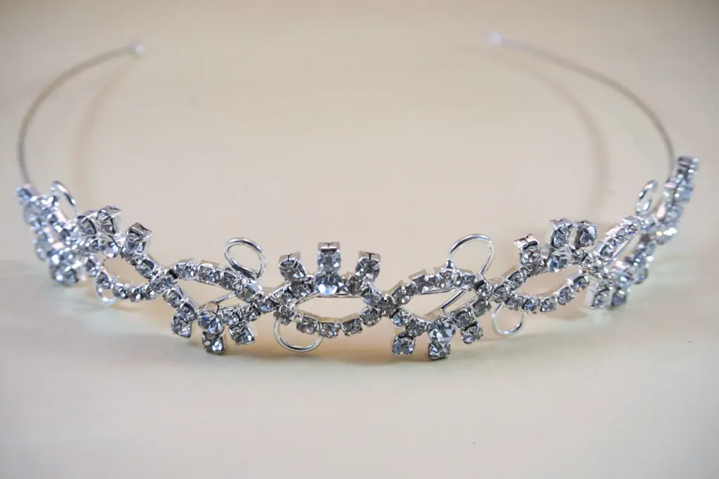[HBJ3061] Tiara con trío de cristales en la parte superior como punto focal 