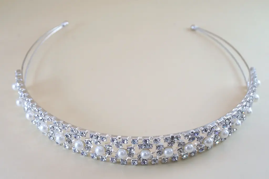 Tiara de diseño lineal con perlas distribuidas 