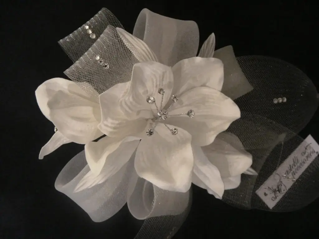 [FLH4028_1] Flor blanca con detalles de perlas y cristales a su alrededor 