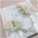 Diadema flexible con perlas y matices lilas