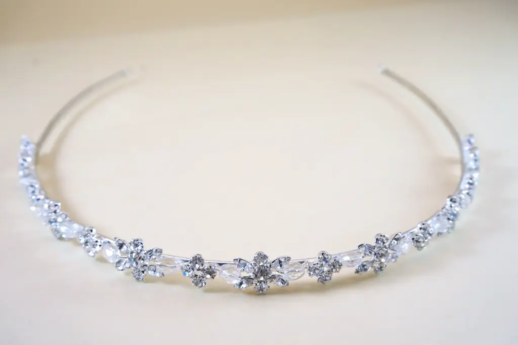 [HBJ3066] Tiara fina con flores y cristales laterales 