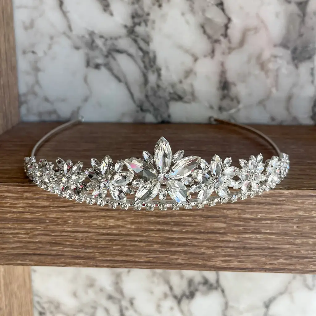 Tiara con flor central destacada y flores brillantes 