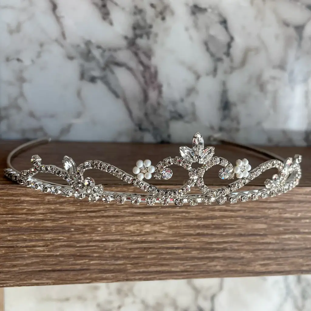 Tiara con detalles en ondas y flores sutiles de perla 