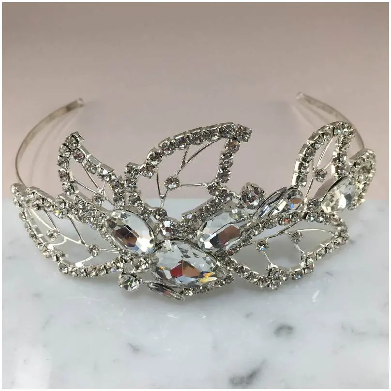 Tiara mariposa con alas de pétalo y destellos de cristal 
