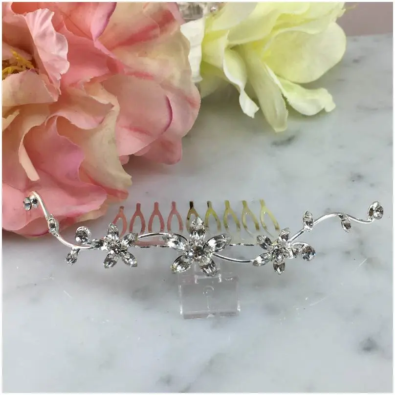 [HPJ3022] Peineta con tres flores en cristal y toques de brillo 