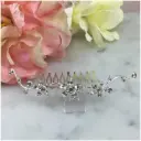 Peineta con tres flores en cristal y toques de brillo 