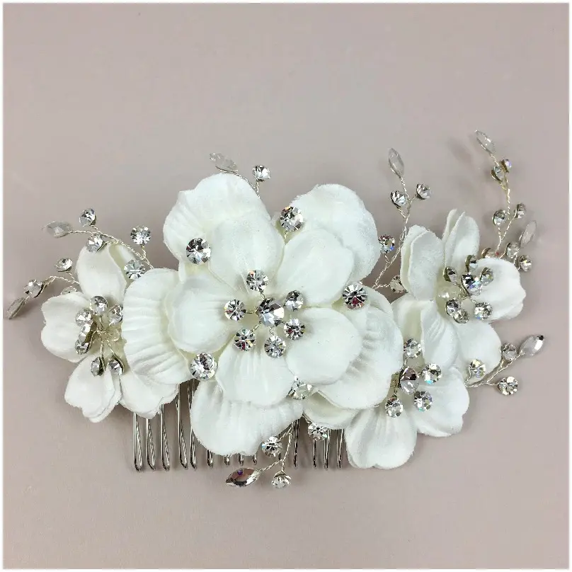 Tiara de triple flor con detalles de cristal 