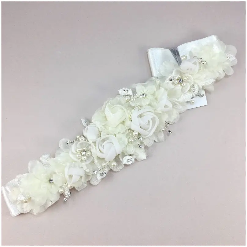 [HBH4043] Diadema con flor y bordado fino de gran detalle 