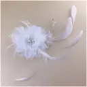 Flor de pétalos sutiles rodeada de perlas y cristales 