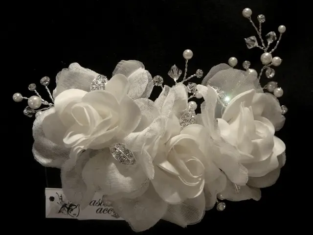 [HCH4026] Peineta con tres flores suaves entre ramas brillantes con perlas 