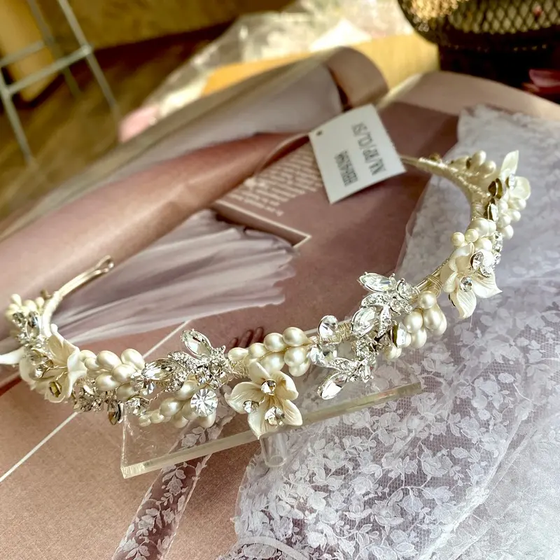 [HBH4098] Tiara adornada con flores y pistilos en su totalidad 