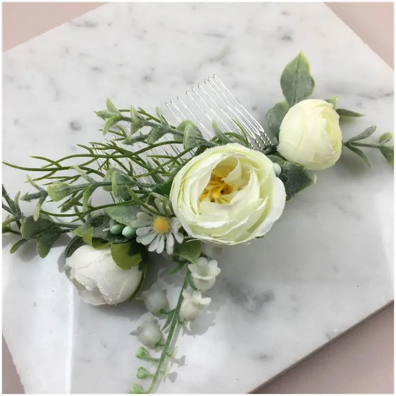 Peineta floral con ramas verdes y aire primaveral 