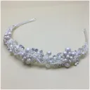 Hermosa diadema de cristales y perla en tono champagne
