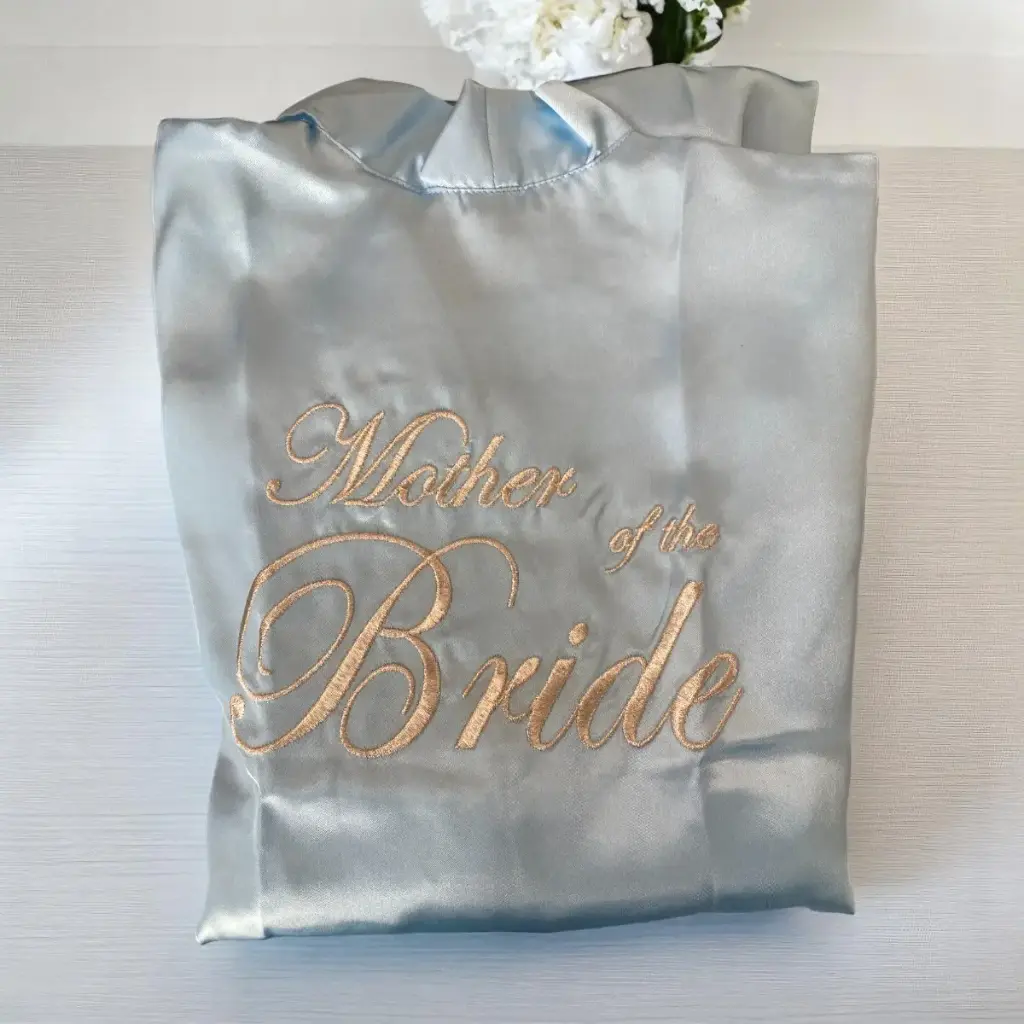 [BANMBAZ-PL] Bata de satín bordada "Mother of the Bride" (Celeste, Plateado)